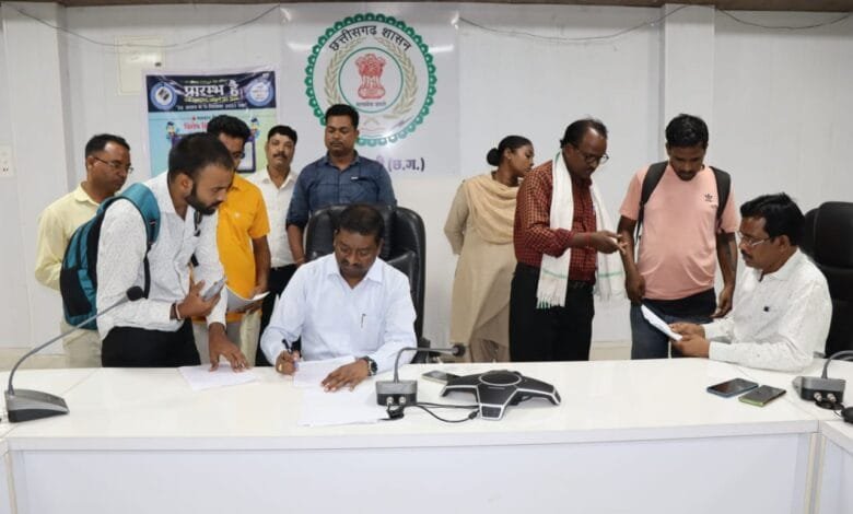 अपर कलेक्टर ने जनदर्शन में सुनी आमलोगों की समस्याएं अपर कलेक्टर ने जनदर्शन में सुनी आमलोगों की समस्याएं kshititech
