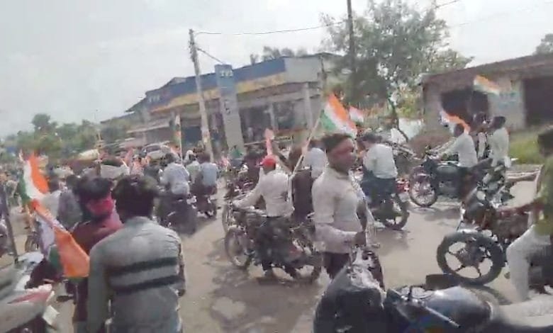 वरिष्ठ कांग्रेस नेता मनहरण राठौर की विशाल समर्थन रैली के बहाने डॉ. महंत को चुनौती, सक्ती की सियासत में आया उबाल वरिष्ठ कांग्रेस नेता मनहरण राठौर की विशाल समर्थन रैली के बहाने डॉ. महंत को चुनौती, सक्ती की सियासत में आया उबाल kshititech