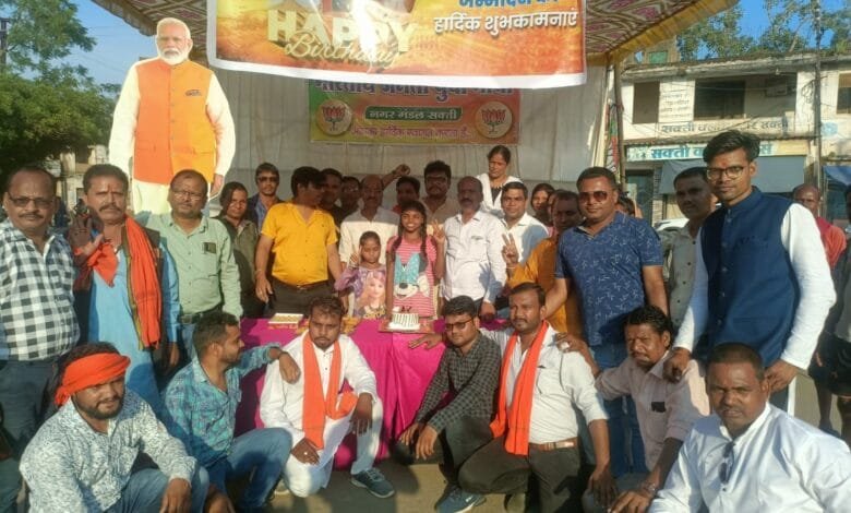 भाजयुमों सक्ती नगर ने मनाया मोदी जी का जन्म उत्सव भाजयुमों सक्ती नगर ने मनाया मोदी जी का जन्म उत्सव kshititech