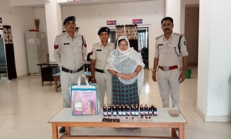 नशीली सीरप एवं टेबलेट के साथ 01 महिला गिरफ्तार नशीली सीरप एवं टेबलेट के साथ 01 महिला गिरफ्तार kshititech
