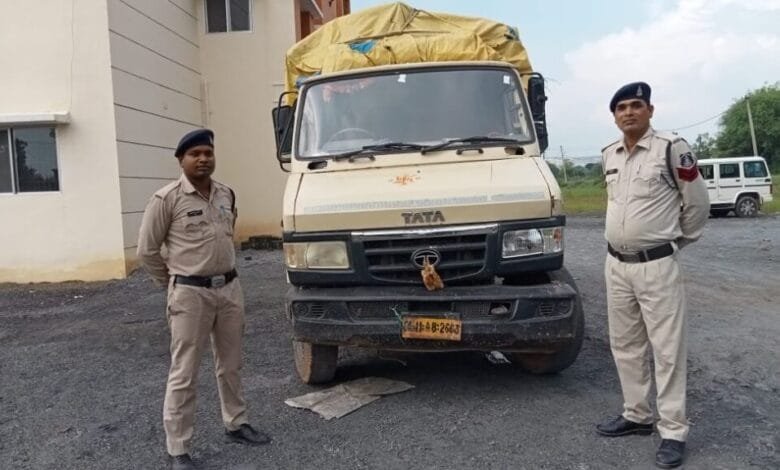 नाकाबंदी वाहन चेकिंग के दौरान 01 मेटाडोर में भरा हुआ 40 बोरी चांवल जप्त नाकाबंदी वाहन चेकिंग के दौरान 01 मेटाडोर में भरा हुआ 40 बोरी चांवल जप्त kshititech