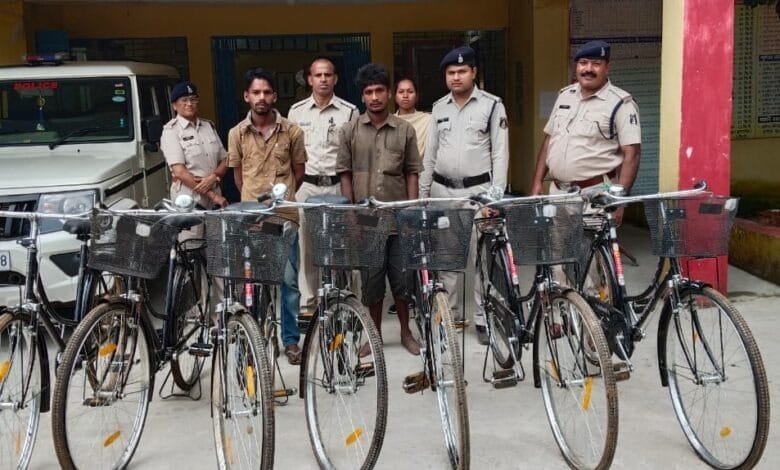 स्कूली छात्राओं की सरकारी साइकिलों को भी नहीं छोड़ रहे शातिर चोर स्कूली छात्राओं की सरकारी साइकिलों को भी नहीं छोड़ रहे शातिर चोर kshititech