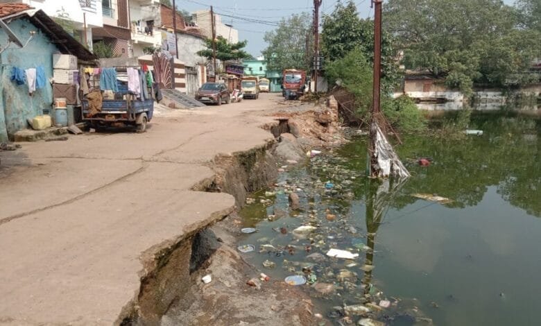 धंसक गया नगर के प्रसिद्ध दर्री तालाब का किनारा, नगर पालिका सक्ती कर रही है किसी अप्रिय घटना का इंतजार धंसक गया नगर के प्रसिद्ध दर्री तालाब का किनारा, नगर पालिका सक्ती कर रही है किसी अप्रिय घटना का इंतजार kshititech