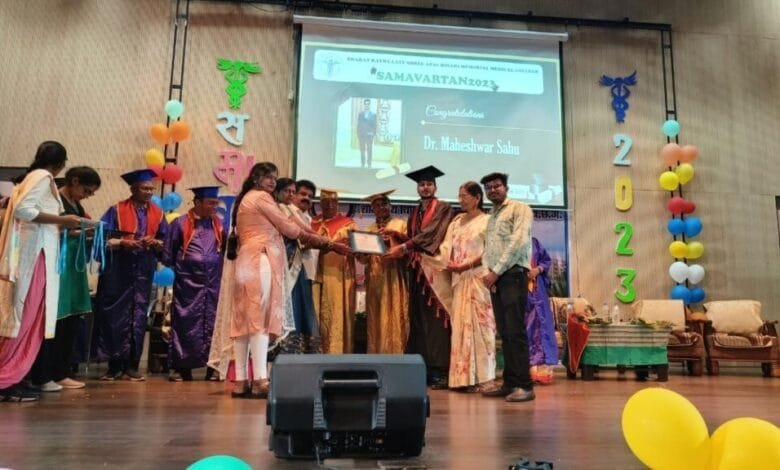 कांग्रेस नेता रूपनारायण साहू के सुपुत्र महेश्वर साहू बने डॉक्टर कांग्रेस नेता रूपनारायण साहू के सुपुत्र महेश्वर साहू बने डॉक्टर kshititech