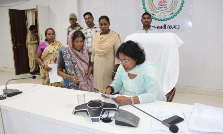 कलेक्टर ने जनदर्शन में सुनी आमलोगों की समस्याएं कलेक्टर ने जनदर्शन में सुनी आमलोगों की समस्याएं kshititech
