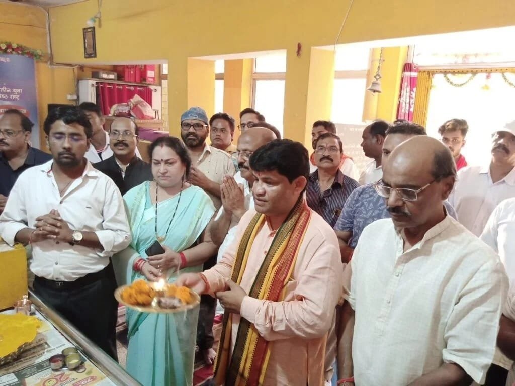प्रत्याशी घोषित होने के बाद सक्ती पहुंचे डॉक्टर खिलावन साहू प्रत्याशी घोषित होने के बाद सक्ती पहुंचे डॉक्टर खिलावन साहू kshititech