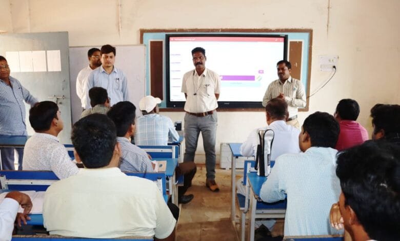 मतदान के लिए पीठासीन अधिकारियों को दिया जा रहा प्रशिक्षण मतदान के लिए पीठासीन अधिकारियों को दिया जा रहा प्रशिक्षण kshititech