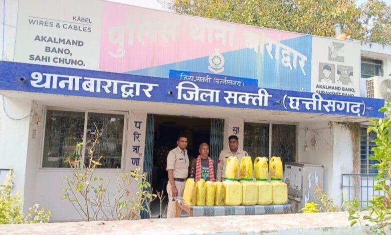 लखन लाल सिदार 110 लीटर कच्ची महुआ शराब के साथ पकड़ाया लखन लाल सिदार 110 लीटर कच्ची महुआ शराब के साथ पकड़ाया kshititech