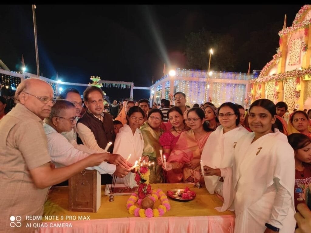 ब्रम्हाकुमारिज के द्वारा नवरात्रि पर देवियों की चैतन्य झांकी का भव्य प्रदर्शन ब्रम्हाकुमारिज के द्वारा नवरात्रि पर देवियों की चैतन्य झांकी का भव्य प्रदर्शन kshititech