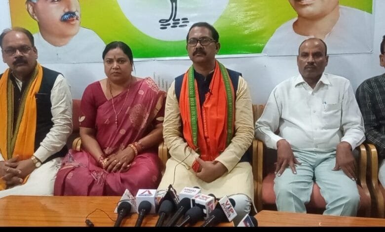 कांग्रेस ने किया रोड जाम, भाजपा जिला अध्यक्ष के साथ हुई झड़प कांग्रेस ने किया रोड जाम, भाजपा जिला अध्यक्ष के साथ हुई झड़प kshititech