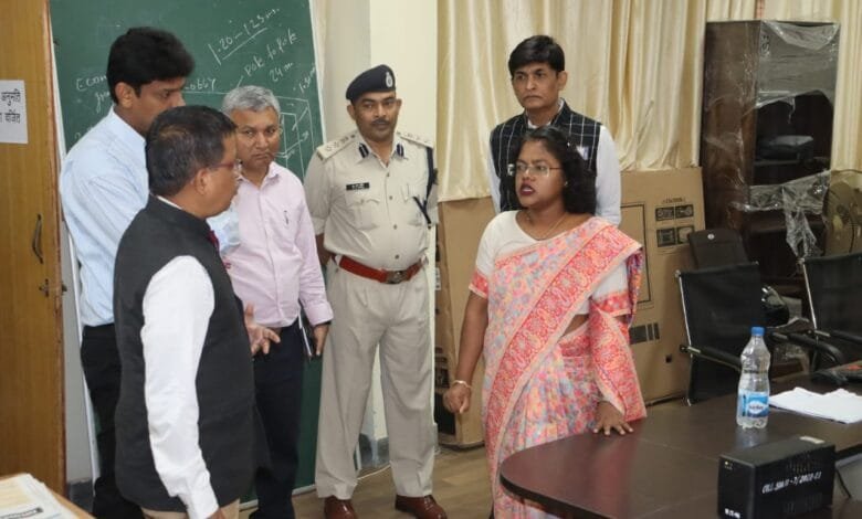 सामान्य प्रेक्षक, पुलिस प्रेक्षक और व्यय प्रेक्षक ने स्ट्रॉन्ग रूम व कलेक्टर कार्यालय के तीनो नामांकन कक्ष सहित अन्य निर्वाचन कार्यों का किया निरीक्षण सामान्य प्रेक्षक, पुलिस प्रेक्षक और व्यय प्रेक्षक ने स्ट्रॉन्ग रूम व कलेक्टर कार्यालय के तीनो नामांकन कक्ष सहित अन्य निर्वाचन कार्यों का किया निरीक्षण kshititech