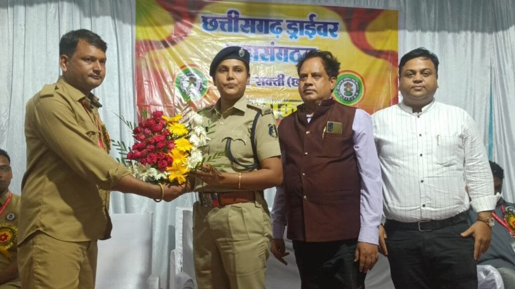 छत्तीसगढ़ ड्राइवर महासंघ का जिला स्तरीय सम्मेलन में प्रदेश भर से ड्राइवर शामिल होकर एकता का किया आगाज छत्तीसगढ़ ड्राइवर महासंघ का जिला स्तरीय सम्मेलन में प्रदेश भर से ड्राइवर शामिल होकर एकता का किया आगाज kshititech