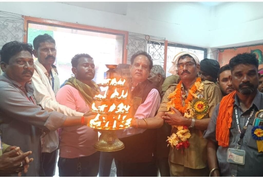 छत्तीसगढ़ ड्राइवर महासंघ का जिला स्तरीय सम्मेलन में प्रदेश भर से ड्राइवर शामिल होकर एकता का किया आगाज छत्तीसगढ़ ड्राइवर महासंघ का जिला स्तरीय सम्मेलन में प्रदेश भर से ड्राइवर शामिल होकर एकता का किया आगाज kshititech