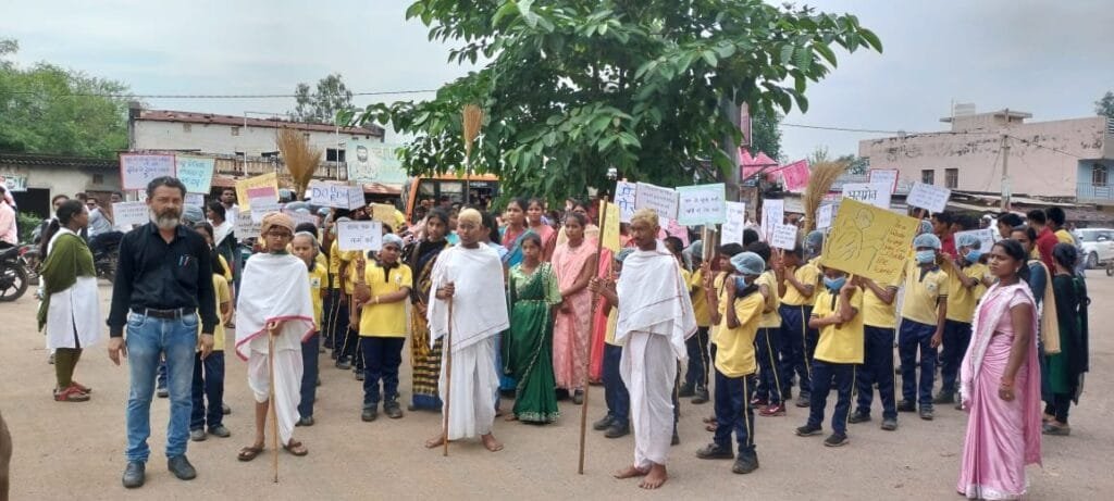 गांधी,शास्त्री जयंती पर ब्लाक मुख्यालय मालखरौदा में निकली स्वच्छता और गांधी जी शोभायात्रा गांधी,शास्त्री जयंती पर ब्लाक मुख्यालय मालखरौदा में निकली स्वच्छता और गांधी जी शोभायात्रा kshititech