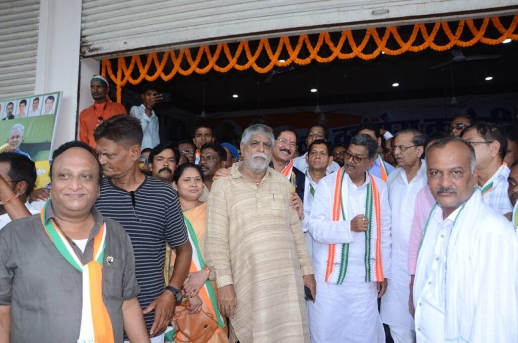 डॉक्टर चरण दास महंत की भरोसे की यात्रा का उमडी भीड़ , मिला लोगों का समर्थन डॉक्टर चरण दास महंत की भरोसे की यात्रा का उमडी भीड़ , मिला लोगों का समर्थन kshititech