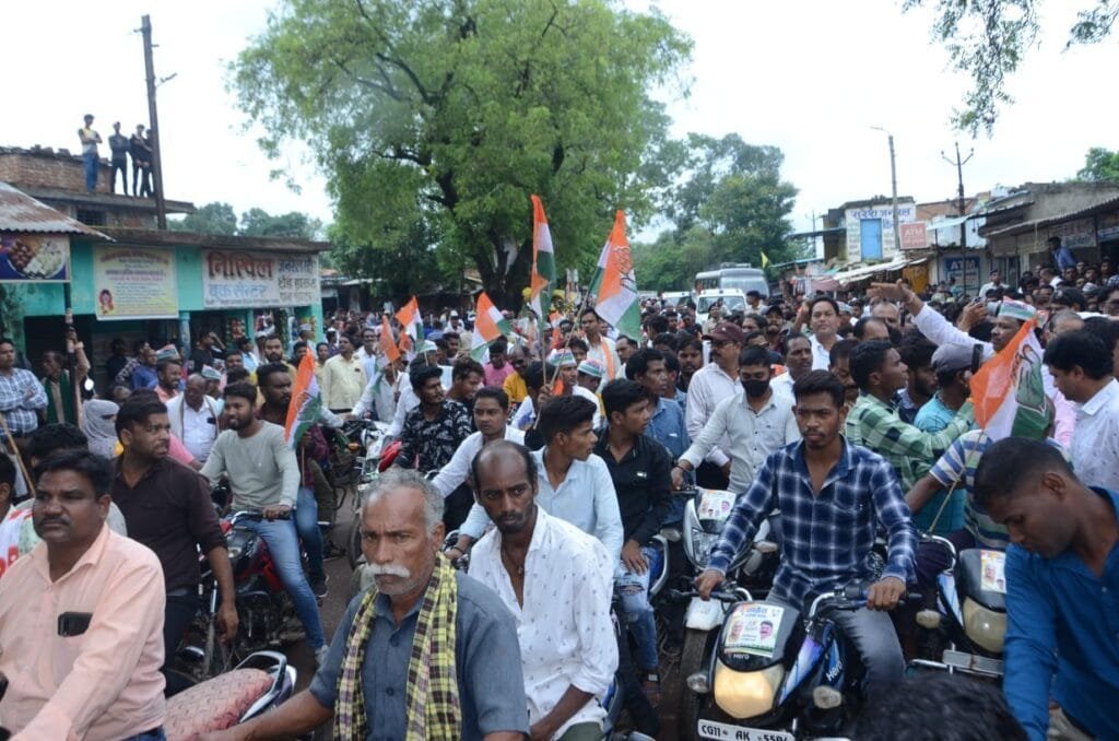 डॉक्टर चरण दास महंत की भरोसे की यात्रा का उमडी भीड़ , मिला लोगों का समर्थन डॉक्टर चरण दास महंत की भरोसे की यात्रा का उमडी भीड़ , मिला लोगों का समर्थन kshititech