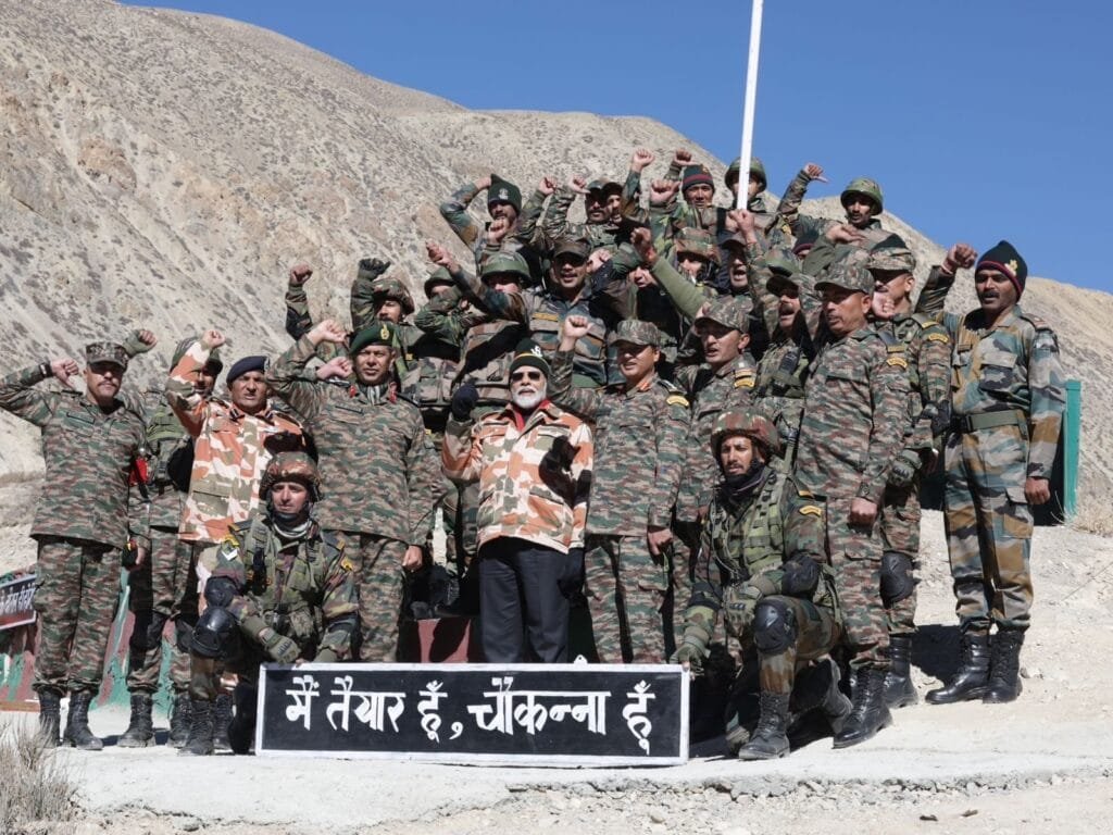 प्रधानमंत्री ने हिमाचल प्रदेश के लेप्चा में वीर जवानों के साथ दिवाली मनाई प्रधानमंत्री ने हिमाचल प्रदेश के लेप्चा में वीर जवानों के साथ दिवाली मनाई kshititech
