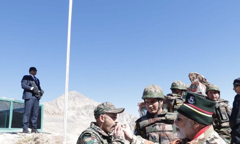 प्रधानमंत्री ने हिमाचल प्रदेश के लेप्चा में वीर जवानों के साथ दिवाली मनाई प्रधानमंत्री ने हिमाचल प्रदेश के लेप्चा में वीर जवानों के साथ दिवाली मनाई kshititech