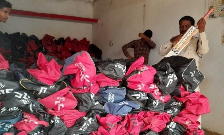 सक्ती के वार्ड नंबर 17 में नाका चौक के पास एक दुकान में 500 क्रिकेट किट जप्ती सक्ती के वार्ड नंबर 17 में नाका चौक के पास एक दुकान में 500 क्रिकेट किट जप्ती kshititech