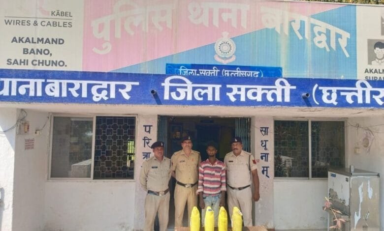 20 लीटर कच्ची महुंआ शराब के साथ एक व्यक्ति पकड़ाया 20 लीटर कच्ची महुंआ शराब के साथ एक व्यक्ति पकड़ाया kshititech