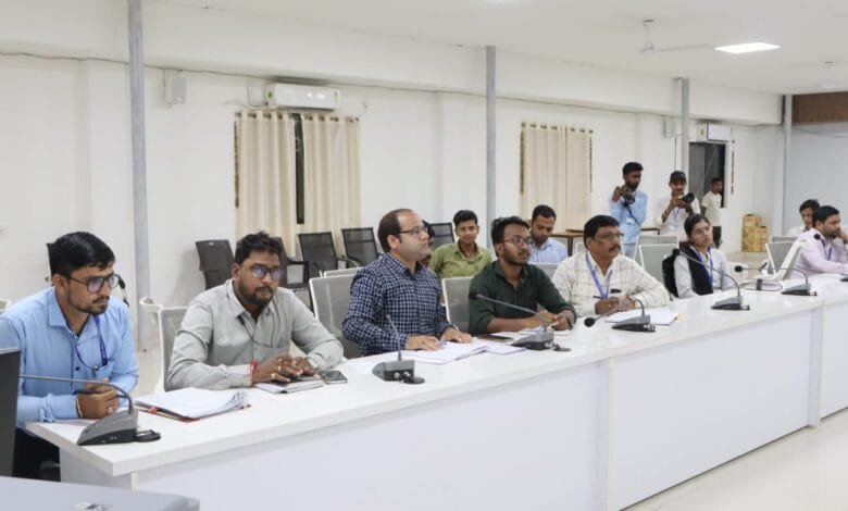 सामान्य प्रेक्षकों और जिला निर्वाचन अधिकारी की उपस्थिति में मतदान दलों का किया गया द्वितीय रेंडमाइजेशन सामान्य प्रेक्षकों और जिला निर्वाचन अधिकारी की उपस्थिति में मतदान दलों का किया गया द्वितीय रेंडमाइजेशन kshititech