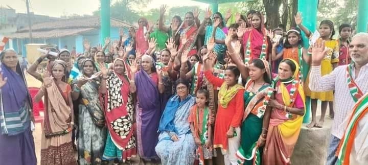 सांसद ज्योत्सना महंत के समक्ष सैकड़ो भाजपाइयों ने थामा कांग्रेस का दामन सांसद ज्योत्सना महंत के समक्ष सैकड़ो भाजपाइयों ने थामा कांग्रेस का दामन kshititech