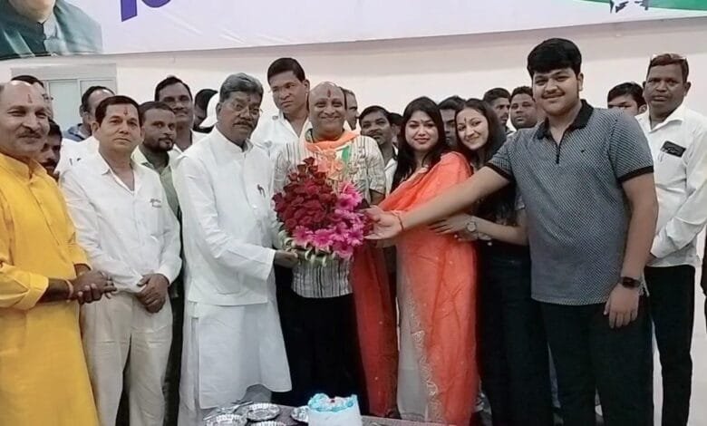 विधानसभा अध्यक्ष डॉक्टर चरण दास महंत ने जिला कांग्रेस कार्यालय में जिला कोषाध्यक्ष नरेश गेवाडीन के जन्मदिन पर केक काटकर मुंह मीठा कराया विधानसभा अध्यक्ष डॉक्टर चरण दास महंत ने जिला कांग्रेस कार्यालय में जिला कोषाध्यक्ष नरेश गेवाडीन के जन्मदिन पर केक काटकर मुंह मीठा कराया kshititech