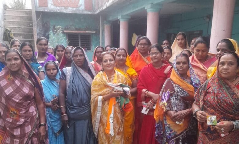 श्रीमती दिव्या सिंह ने कांग्रेस के प्रत्याशी महंत के पक्ष में शहर एवं ग्रामीण इलाकों में अपनी टीम के साथ किया जनसंपर्क श्रीमती दिव्या सिंह ने कांग्रेस के प्रत्याशी महंत के पक्ष में शहर एवं ग्रामीण इलाकों में अपनी टीम के साथ किया जनसंपर्क kshititech