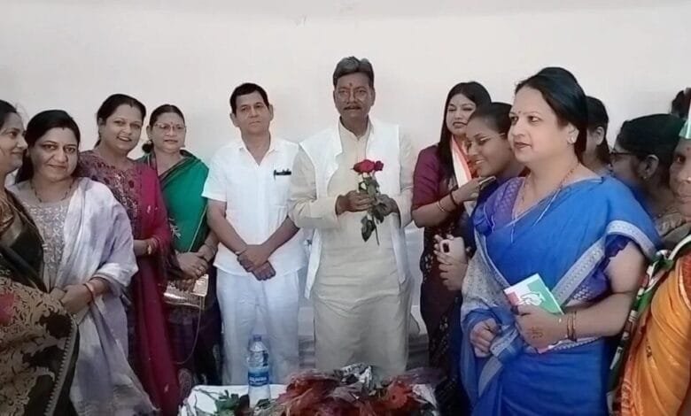 सक्ती की महिला जागृति शाखा ने महंत से मांगी भवन निर्माण के लिए 10 डिसमिल भूमि एवं भवन निर्माण हेतु 10 लाख रुपए की राशि सक्ती की महिला जागृति शाखा ने महंत से मांगी भवन निर्माण के लिए 10 डिसमिल भूमि एवं भवन निर्माण हेतु 10 लाख रुपए की राशि kshititech