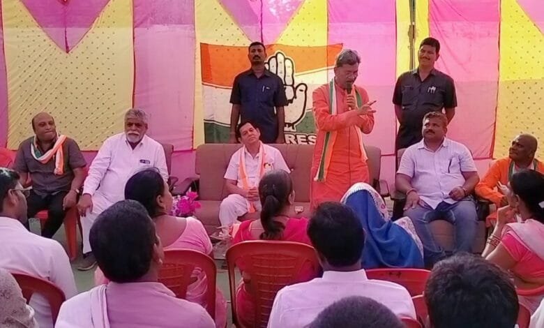 कांग्रेस प्रत्याशी डॉक्टर चरण दास महंत ने जेठा क्लस्टर की महिलाओं व सरवानी मे सरपंचों के साथ की बैठक कांग्रेस प्रत्याशी डॉक्टर चरण दास महंत ने जेठा क्लस्टर की महिलाओं व सरवानी मे सरपंचों के साथ की बैठक kshititech