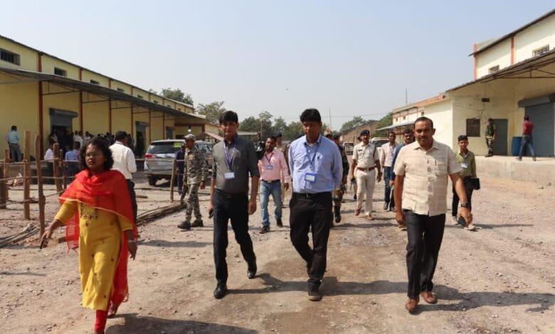 मतदान दिवस पर उपयोग में आने वाली ईव्हीएम मशीनों का किया जा रहा कमीशनिंग मतदान दिवस पर उपयोग में आने वाली ईव्हीएम मशीनों का किया जा रहा कमीशनिंग kshititech