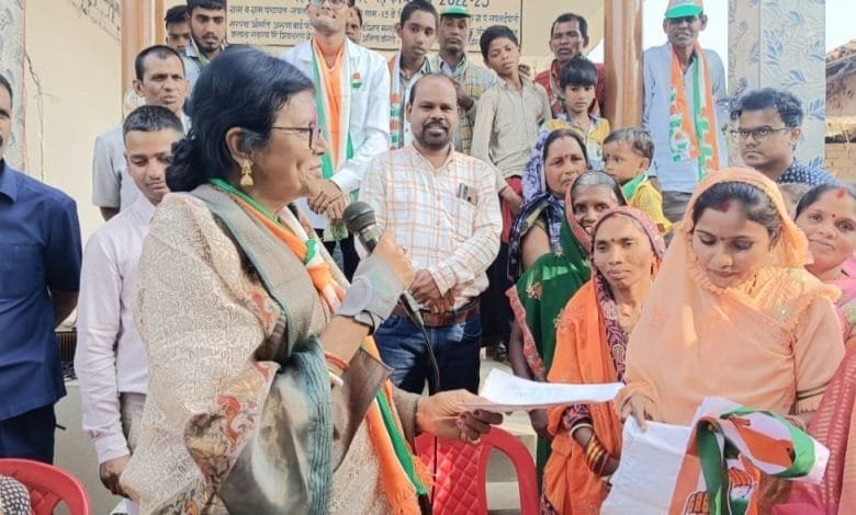 ज्योत्सना महंत अपने समर्थकों के साथ बड़ी सादगी से विधानसभा क्षेत्र में डोर टू डोर कर रही हैं जनसंपर्क ज्योत्सना महंत अपने समर्थकों के साथ बड़ी सादगी से विधानसभा क्षेत्र में डोर टू डोर कर रही हैं जनसंपर्क kshititech