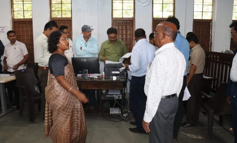 कलेक्टर ने डाकमत पत्र से मतदान के लिए बनाये गये सुविधा केन्द्र का किया निरीक्षण कलेक्टर ने डाकमत पत्र से मतदान के लिए बनाये गये सुविधा केन्द्र का किया निरीक्षण kshititech