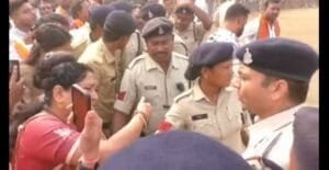 स्मृति ईरानी की सभा के दौरान पूर्व सांसद कमला पाटले से सक्ती थाना टीआई की हुई बहस स्मृति ईरानी की सभा के दौरान पूर्व सांसद कमला पाटले से सक्ती थाना टीआई की हुई बहस kshititech
