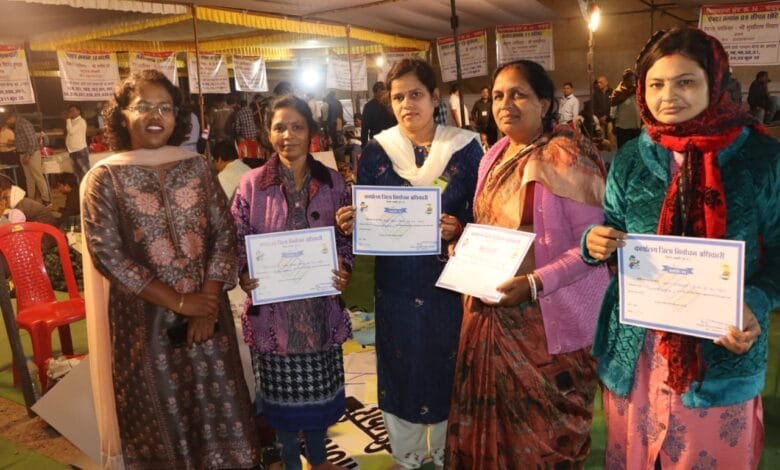 मतदान कराकर लौटे मतदान दलों का कलेक्टर एवं जिला निर्वाचन अधिकारी श्रीमती नूपुर राशि पन्ना ने प्रशस्ति पत्र देकर किया स्वागत मतदान कराकर लौटे मतदान दलों का कलेक्टर एवं जिला निर्वाचन अधिकारी श्रीमती नूपुर राशि पन्ना ने प्रशस्ति पत्र देकर किया स्वागत kshititech