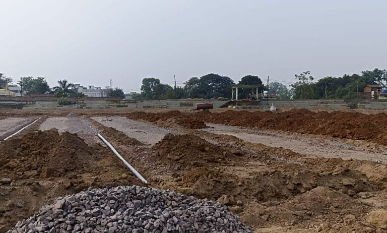 फुटबाल मैदान तो बन रहा है लेकिन मापदंडों को किया दरकिनार फुटबाल मैदान तो बन रहा है लेकिन मापदंडों को किया दरकिनार kshititech