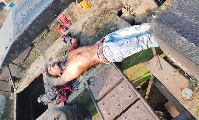 हार्वेस्टर पर चढ़ा युवक आया हाईटेंशन तार की चपेट में हार्वेस्टर पर चढ़ा युवक आया हाईटेंशन तार की चपेट में kshititech