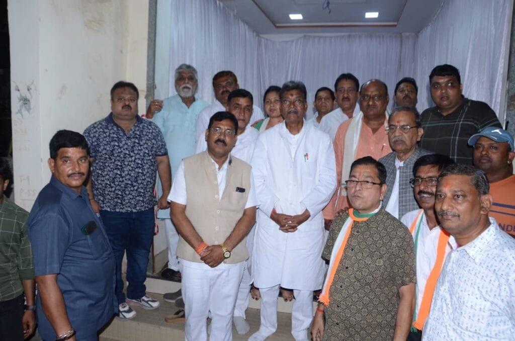 शरद पूर्णिमा महोत्सव कार्यक्रम में पहुंचे महंत ने कहा कि कांग्रेस सरकार आने पर सक्ती को और मिलेंगी ढेरो सौगाते शरद पूर्णिमा महोत्सव कार्यक्रम में पहुंचे महंत ने कहा कि कांग्रेस सरकार आने पर सक्ती को और मिलेंगी ढेरो सौगाते kshititech