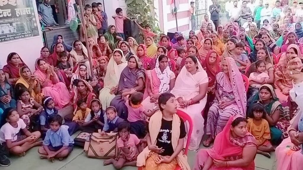 कांग्रेस प्रत्याशी डॉक्टर चरण दास महंत ने जेठा क्लस्टर की महिलाओं व सरवानी मे सरपंचों के साथ की बैठक कांग्रेस प्रत्याशी डॉक्टर चरण दास महंत ने जेठा क्लस्टर की महिलाओं व सरवानी मे सरपंचों के साथ की बैठक kshititech