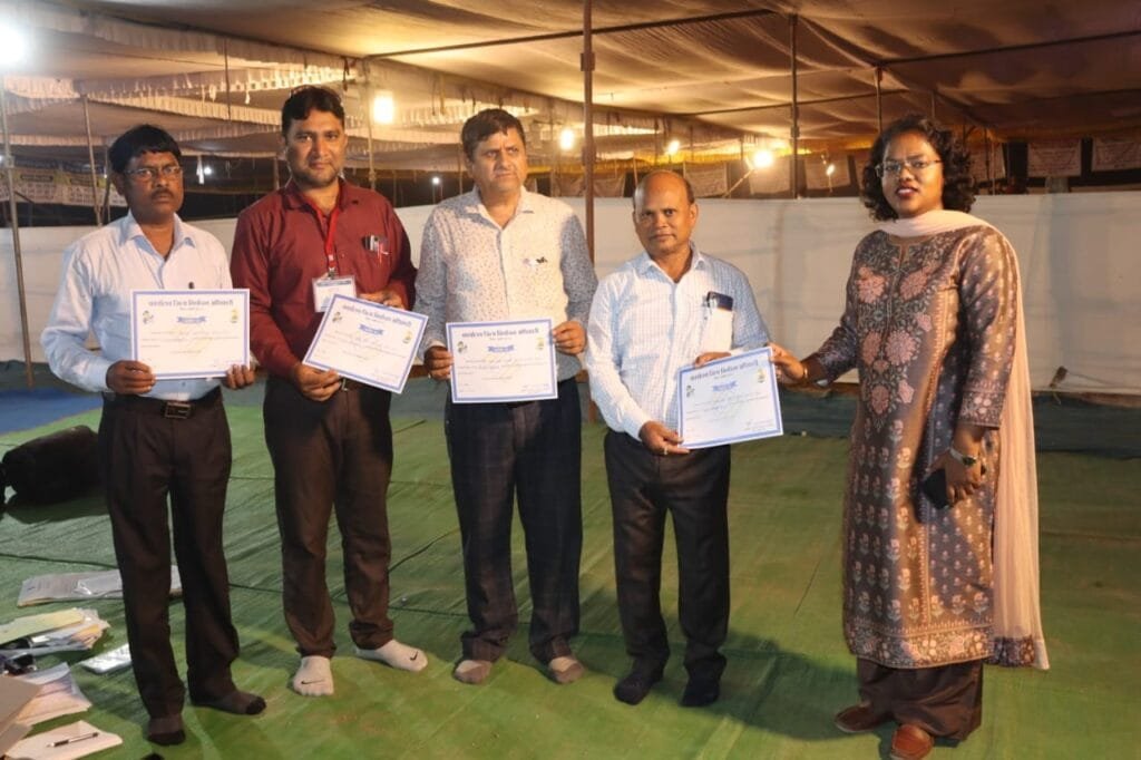 मतदान कराकर लौटे मतदान दलों का कलेक्टर एवं जिला निर्वाचन अधिकारी श्रीमती नूपुर राशि पन्ना ने प्रशस्ति पत्र देकर किया स्वागत मतदान कराकर लौटे मतदान दलों का कलेक्टर एवं जिला निर्वाचन अधिकारी श्रीमती नूपुर राशि पन्ना ने प्रशस्ति पत्र देकर किया स्वागत kshititech
