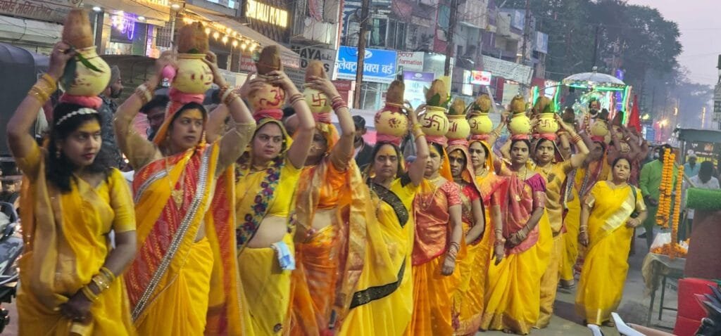 देवांगन परिवार द्वारा पंडित देव कृष्ण महाराज के सानिध्य में भव्य कलश यात्रा के साथ श्रीमद भागवत कथा का हुआ शुभारंभ देवांगन परिवार द्वारा पंडित देव कृष्ण महाराज के सानिध्य में भव्य कलश यात्रा के साथ श्रीमद भागवत कथा का हुआ शुभारंभ kshititech