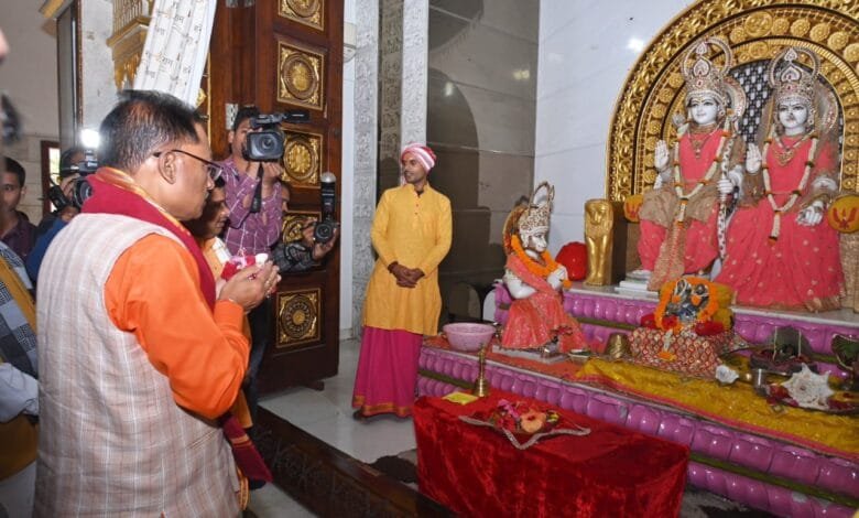 छत्तीसगढ़ प्रदेश के नवनियुक्त मुख्यमंत्री श्री विष्णुदेव साय आज सुबह राजधानी रायपुर के वीआईपी रोड स्थित भगवान श्रीराम के मंदिर पहुंचे छत्तीसगढ़ प्रदेश के नवनियुक्त मुख्यमंत्री श्री विष्णुदेव साय आज सुबह राजधानी रायपुर के वीआईपी रोड स्थित भगवान श्रीराम के मंदिर पहुंचे kshititech