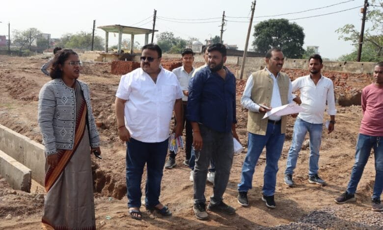 कलेक्टर और एसपी ने सक्ती नगर के स्टेडियम में चल रहे निर्माण कार्य का किया निरीक्षण कलेक्टर और एसपी ने सक्ती नगर के स्टेडियम में चल रहे निर्माण कार्य का किया निरीक्षण kshititech