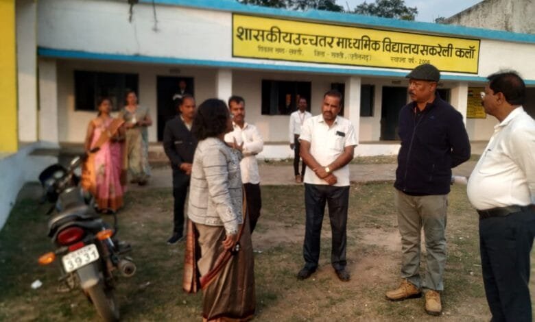 कलेक्टर ने किया सकरेली कला के हायर सेकेण्डरी स्कूल का निरीक्षण कलेक्टर ने किया सकरेली कला के हायर सेकेण्डरी स्कूल का निरीक्षण kshititech