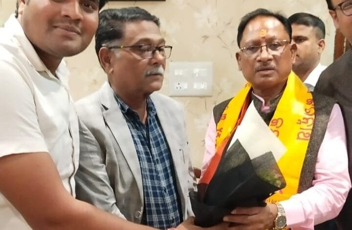 देवांगन समाज के जिला अध्यक्ष एवं भाजपा मंडल महामंत्री गोविंद ने करी मुख्यमंत्री विष्णु देव साय से मुलाकात देवांगन समाज के जिला अध्यक्ष एवं भाजपा मंडल महामंत्री गोविंद ने करी मुख्यमंत्री विष्णु देव साय से मुलाकात kshititech