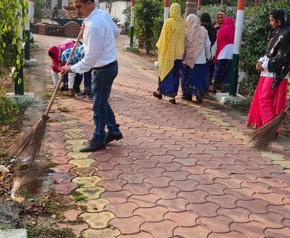 स्वच्छ भारत अभियान के तहत जिले के विभिन्न क्षेत्रों में चलाया जा रहा विशेष स्वच्छता कार्यक्रम स्वच्छ भारत अभियान के तहत जिले के विभिन्न क्षेत्रों में चलाया जा रहा विशेष स्वच्छता कार्यक्रम kshititech