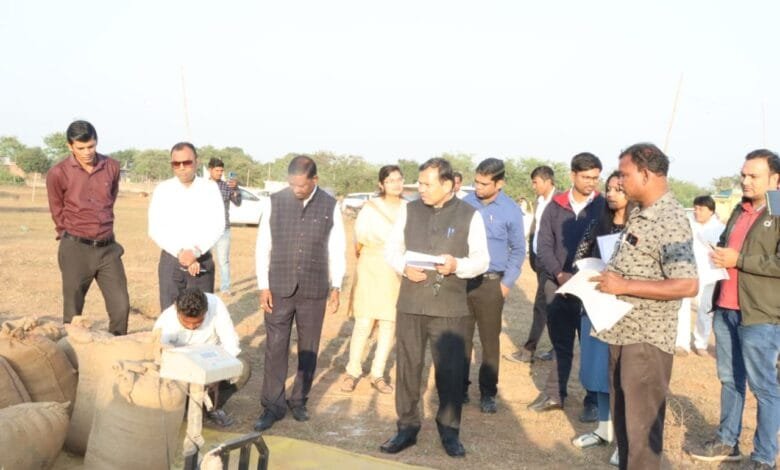 संभाग कमिश्नर ने धान उपार्जन केंद्र बस्ती बाराद्वार और डुमरपारा का किया औचक निरीक्षण संभाग कमिश्नर ने धान उपार्जन केंद्र बस्ती बाराद्वार और डुमरपारा का किया औचक निरीक्षण kshititech