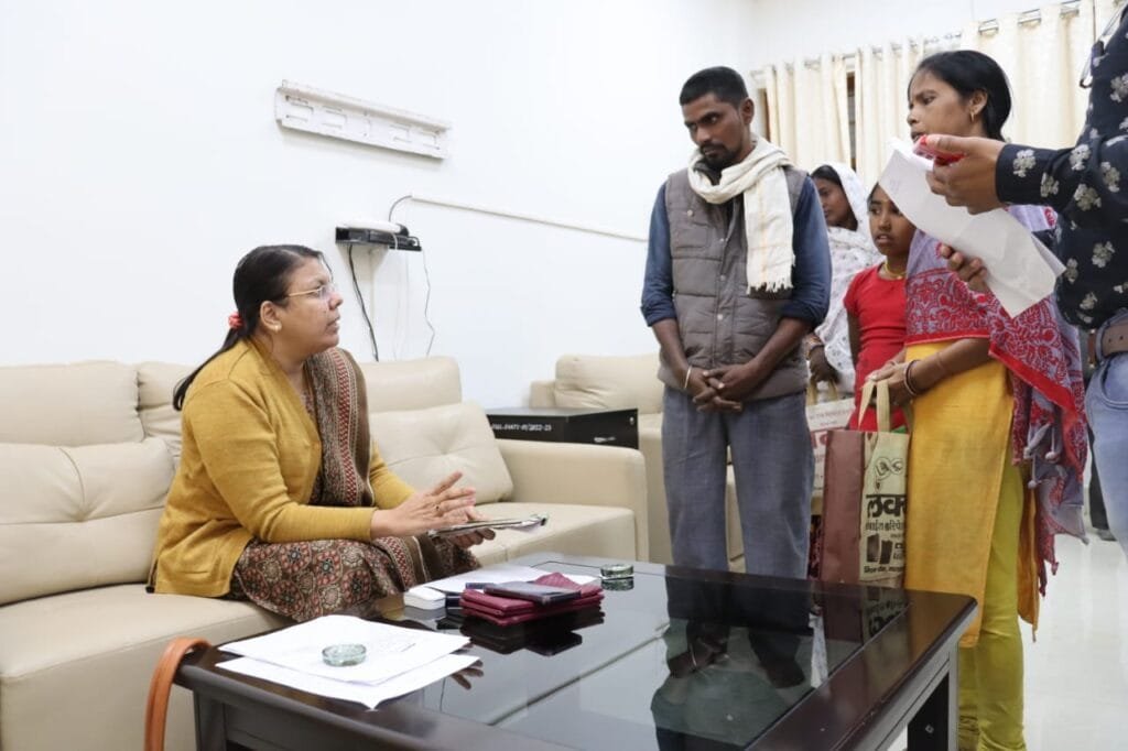 प्रभारी कलेक्टर ने जनदर्शन के माध्यम से सुनी आमलोगों की समस्याएं प्रभारी कलेक्टर ने जनदर्शन के माध्यम से सुनी आमलोगों की समस्याएं kshititech