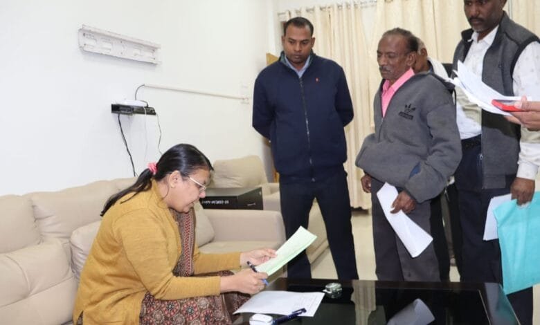 प्रभारी कलेक्टर ने जनदर्शन के माध्यम से सुनी आमलोगों की समस्याएं प्रभारी कलेक्टर ने जनदर्शन के माध्यम से सुनी आमलोगों की समस्याएं kshititech