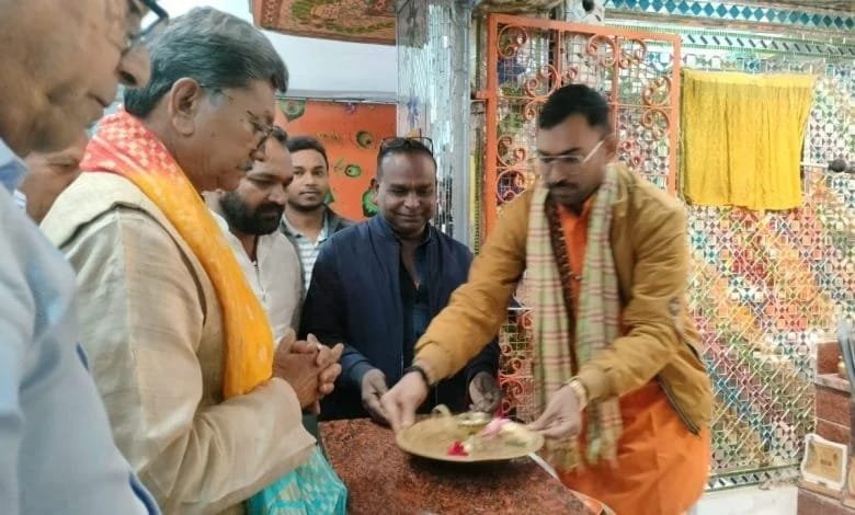 श्री सिद्ध हनुमान मंदिर थाना परिसर में महंत जी ने माथा टेका और आशीर्वाद लिया विधानसभा चुनाव में विजयी होने एवं नेता प्रतिपक्ष बनने के बाद पहली बार सक्ती नगर आगमन हुआ श्री सिद्ध हनुमान मंदिर थाना परिसर में महंत जी ने माथा टेका और आशीर्वाद लिया विधानसभा चुनाव में विजयी होने एवं नेता प्रतिपक्ष बनने के बाद पहली बार सक्ती नगर आगमन हुआ kshititech